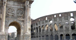 L'Arc de Constantin et le Colisée, Rome, Italie. Auteur et Copyright Marco Ramerini
