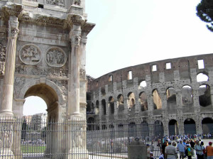 L'Arc de Constantin et le Colisée, Rome, Italie. Auteur et Copyright Marco Ramerini