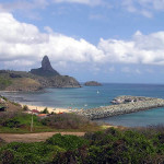 Baía de Santo Antonio avec le port et la plage Praia do Porto, Fernando de Noronha, Brésil. Author and Copyright Marco Ramerini