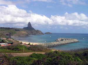 Baía de Santo Antonio avec le port et la plage Praia do Porto, Fernando de Noronha, Brésil. Author and Copyright Marco Ramerini