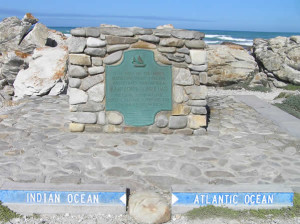 Cap des Aiguilles (Cape Agulhas) la plaque qui indique le point le plus méridional de l'Afrique et de la division entre l'océan Atlantique et l'océan Indien, Afrique du Sud. Author and Copyright Marco Ramerini