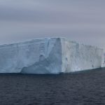 Iceberg tabulaire, Baie de l'Espoir (Hope Bay / Bahía Esperanza),Détroit Antarctic (Antarctic Sound), Antarctique. Auteur et Copyright Marco Ramerini