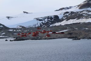 La base argentine de Baie de l'Espoir (Hope Bay / Bahía Esperanza),Détroit Antarctic (Antarctic Sound), Antarctique. Auteur et Copyright Marco Ramerini