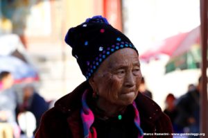 Femme, Zhoucheng, Yunnan, Chine. Auteur et Copyright Marco Ramerini