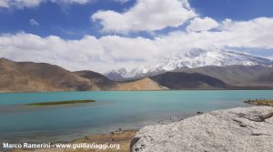 Le Mont Muztagh Ata et lac Karakul, Xinjiang, Chine. Auteur et Copyright Marco Ramerini