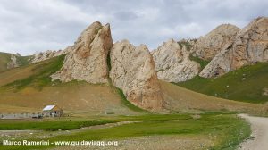 Montagnes près du caravansérail de Tash Rabat, Kirghizistan. Auteur et Copyright Marco Ramerini
