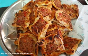 Sfiha, une appetizer à base de viande typique de la vallée de la Beqa au Liban. Auteur et Copyright Marco Ramerini